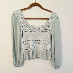 Women’s Medium Hippie Boho Sim and Sam Crochet long sleeve top light sage green